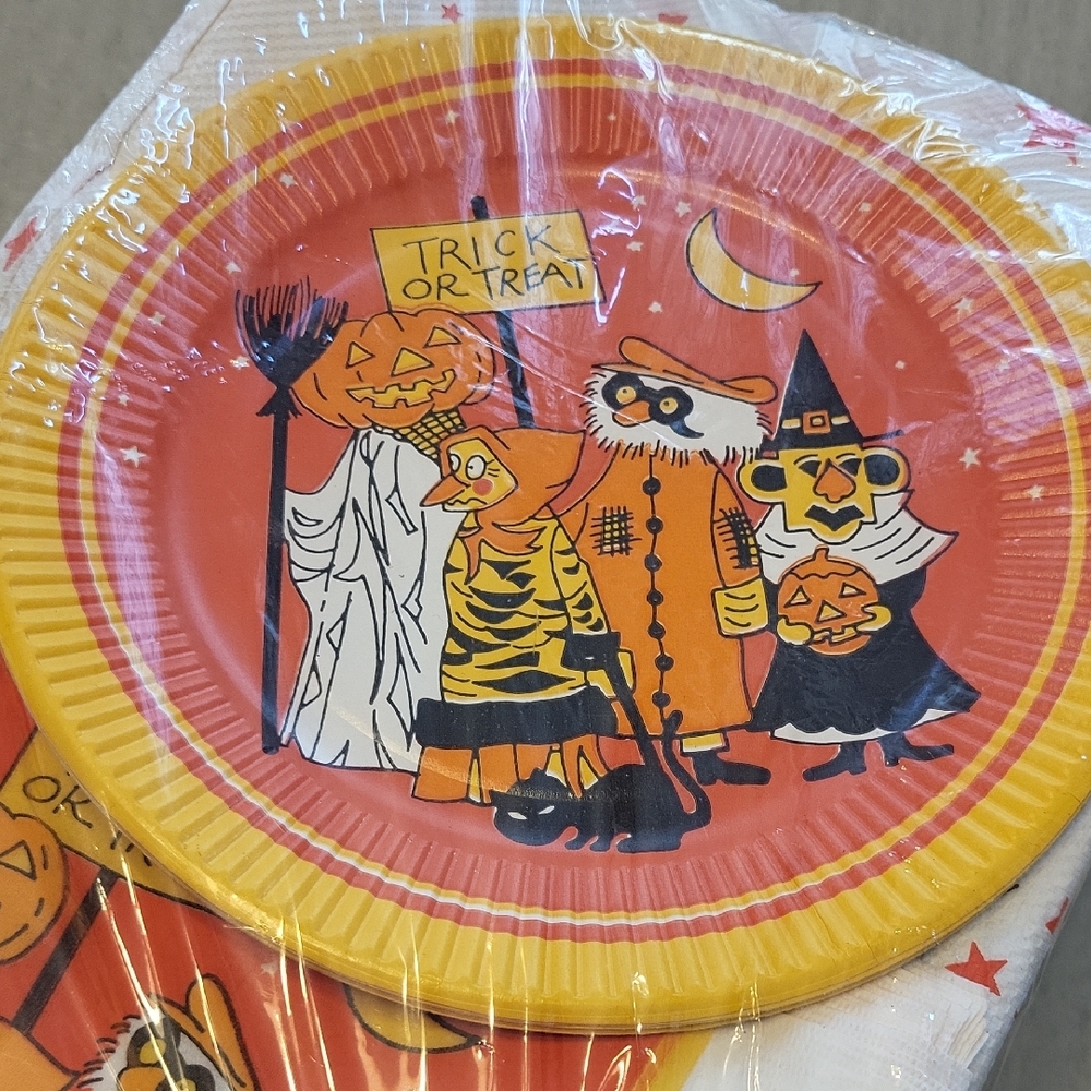 Vintage Halloween Party Plates - Orange and Yellow Trick Or Treaters